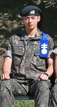 7 Potret Terbaru Cha Eun Woo ASTRO Pakai Seragam Tentara, Jadi Komandan Kompi Trainee