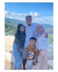 Potret Terbaru Okie Agustina yang Disebut Makin Cantik Saat Liburan Bareng Suami dan Anak - Sosok Keibuan nan Modis