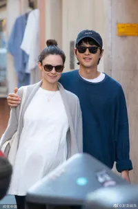 Potret Terbaru Song Joong Ki dan Katy Louise Saunders Liburan di Roma, Jalan-Jalan Romantis - Baby Bump Makin Terlihat