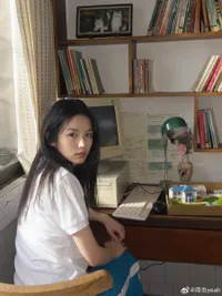 7 Potret Zhou Ye Bergaya Y2K di Rumah, Cantiknya Kayak Remaja SMA