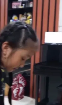 Potret Thalia Anak Ruben Onsu Pecah Celengan Ayam, Isinya Ada Uang Dollar - Diberikan ke Sarwendah Untuk Bangun Rumah