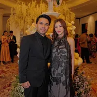 Potret Thariq & Aaliyah Kondangan ke Pernikahan Vior & Vincent, Tampil Serasi Dalam Busana Hitam