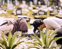 Potret Thariq Halilintar Dan Aaliyah Massaid Kunjungi Makam Adjie Massaid, Minta Izin Menikahi Putrinya