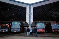 Potret The Dudas Minus One Jalan-Jalan ke Malang, Sempat Kehujanan dan Berteduh di Pinggir Jalan