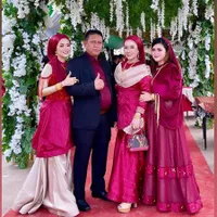 Potret Tiga Ibu Mertua Putri Isnari, Kompak & Cantik Semua - Yang Termuda Mantan Pedangdut