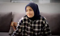 Potret Tika Ramlan Dalam Balutan Hijab, Tetap Stylish & Cantik
