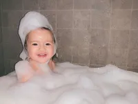 Potret Tingkah Lucu Baby Chloe Anak Asmirandah & Jonas Rivanno, Sudah Bisa Narsis di Depan Cermin - Foto Selfie Sendiri!