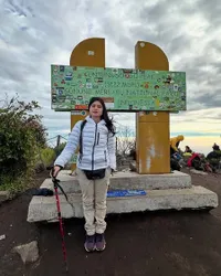 Potret Tissa Biani Muncak Gunung Merbabu, Sempat Nyaris Menyerah - Sukses Jalankan Misi Zero Waste