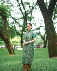 Potret Tistha Nurma Istri Afif Kalla Lulus S-2 Hukum, Resmi Jadi Notaris - Didukung Lanjut S-3