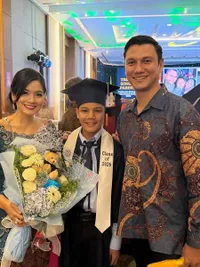 Potret Titi Kamal Hadiri Wisuda Anaknya, Tampil Cantik dalam Balutan Kebaya