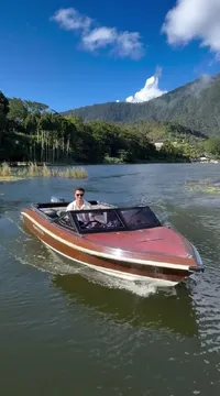 Potret Titi Kamal Tenis Dianterin Christian Sugiono Naik Boat, Pamer Pemandangan Alam yang Indah