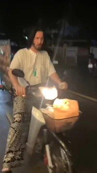Potret Turis Jerman di Thailand Mirip Keanu Reeves, Disangka Pensiun Jadi Aktor Oleh Netizen