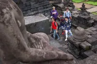 Potret TVXQ & Suju di Borobudur, Yunho Protes Harga Topi Mahal!