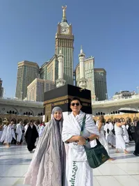 Potret Tya Ariestya Jumpa Irish Bella di Mekkah, Ibadah Haji Bersama - Ungkap Irish Sedang Program Hamil