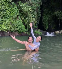 Potret Tyas Mirasih dan Tengku Tezi yang Makin Mesra, Bahagia Banget Berenang Berdua di Sungai - Disebut Serasi
