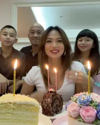 Potret Ulang Tahun Kinaryosih Ke-45 yang Dirayakan Bareng Suami dan Anak-Anak, Keluarga Visual