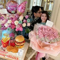 Potret Ultah ke-10 Arlova Anak Andre Taulany, Dapat Kado Buket Bunga Isi Uang Seratus Ribuan Bernilai Jutaan