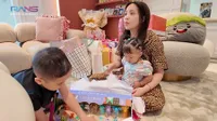 Potret Unboxing Kado Ultah Pertama Baby Lily yang Dapat Banyak Baju Branded, Hadiah Rafathar dan Rayyanza Lucu Banget