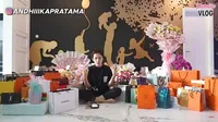 Potret Ussy Sulistiawaty Bongkar Kado Ulang Tahun yang Semuanya Barang Mahal - Butuh Waktu Lima Hari Untuk Unboxing