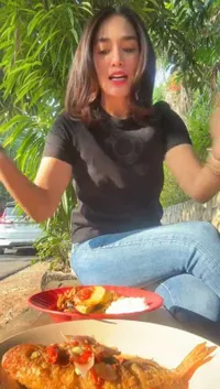 Potret Ussy Sulistiawaty Makan di Warteg Setelah Antar Anak Sekolah - Pesan Ikan Nila dan Tempe Orek