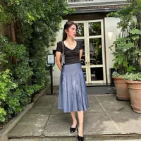 Potret Ussy Sulistiawaty Makin Langsing Meski Sudah Punya Anak 5, Hot Mom Cantik - Kaki Kecilnya Ramai Disorot