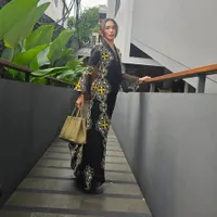 Potret Ussy Sulistiawaty Saat Halal Bi Halal Dipuji Cantik dan Sopan, Salim Sama Teman yang Lebih Tua