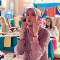 Potret Ussy Sulistiawaty Tampil Berhijab Hadiri Acara Sahabat, Cantik Kebangetan - Netizen: Semoga Seterusnya