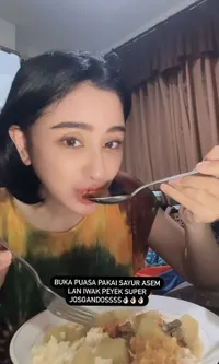 Potret Uut Permatasari Ungkap Menu Buka Puasa yang Sederhana, Sayur Asem Hingga Klepon - Tetap Cantik Saat Makan!