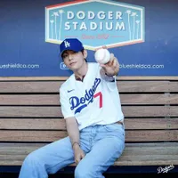 Potret V BTS Lempar Ceremonial Pitch di Dodger Stadium, Ganteng Banget Bareng Shohei Ohtani
