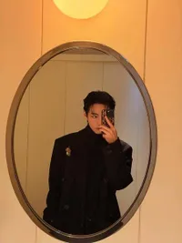 7 Potret V BTS saat Tampil di Paris Fashion Week 2026, Tampil Charming dengan Long Coat