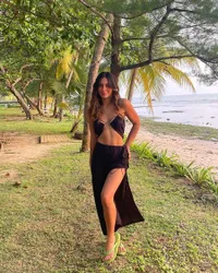 Potret Valerie Thomas Pamer Body Goals dan Perut Rata Langsing, Tampil Hot Pakai Bikini Two Piece - Netizen Auto Zoom