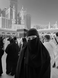 7 Potret Vanesha Prescilla Bercadar Saat Umrah, Penampilannya Bikin Adem