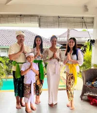 Potret Vanessa Lima Istri Erick Iskandar Pakai Baju Adat Bali Saat Melukat, Cantik Banget