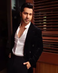 Potret Varun Dhawan Akhirnya Umumkan Nama Anak Pertamanya, Bayi Perempuan Cantik