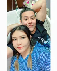 Potret Via Vallen Berusaha Tegar Usai Alami Keguguran, Sang Suami Setia Mendampingi - Kini Sudah Bisa Tersenyum