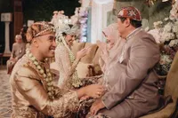 Potret Vidi Aldiano dan Sheila Dara Aisha saat Akad, Kocak Berasa "OVJ" - Malah Dapat Piala dari Mertua