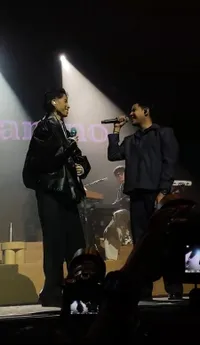 7 Potret Vidi Aldiano di Konser Laleilmanino yang Pucat Disorot, Bikin Haru