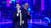 Potret Vidi Aldiano Jalan Tertatih Dituntun Deddy Corbuzier di Panggung, Kebanjiran Doa