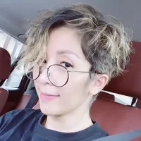 Potret Vitta Dessy Istri Ari Lasso yang Makin Fresh dengan Rambut Bondol, Siap Jadi Nenek Gaul!