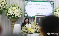 Potret Wajah Duka Anak Ricky Siahaan di Samping Peti Jenazah Ayahnya, Tak Kuasa Menahan Kesedihan