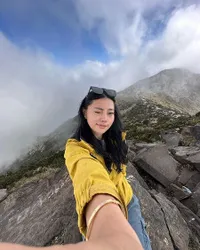 Potret Wendy Walters Mendaki Gunung Arjuno Usai Cerai Dari Reza Arap, Bagikan Berbagai Pengalaman Mistis