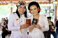 Potret Wika Dewi Ibu Sambung Ariel Tatum yang Gayanya Masih Anak Muda Banget, Selama Ini Jauh dari Sorotan