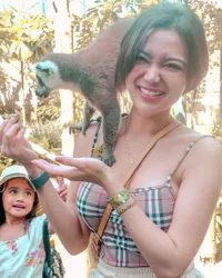 Potret Wika Salim Foto Bareng Hewan Musang yang Langsung Nemplok dan Nyaman, Tutupi Ketiaknya - Bikin Heboh