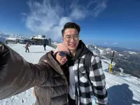 Potret Wika Salim Kenang Liburan ke Swiss Bareng Tunangan, Dingin-Dingin Enak Pelukan