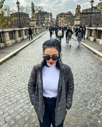 Potret Wika Salim Liburan ke Italia, Senyum Bahagia di Vatikan dan Menara Pisa