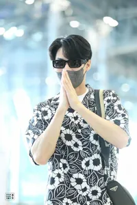 Potret Win Metawin di Bandara Sebelum Terbang Menuju Milan Buat Event Prada, Sempatkan Foto Bareng Ratusan Fans yang Mengantar