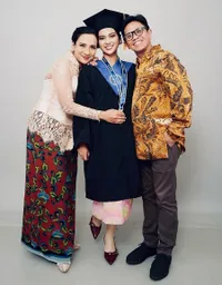 Potret Wisuda Charlotte Ramadhan Anak Shahnaz Haque, Resmi Jadi Sarjana Kedokteran Hewan