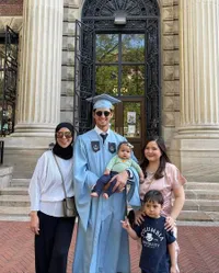 Potret Wisuda Randi Bachtiar Suami Tasya Kamila, Lulus S2 di Columbia University - Bahagia Didampingi Keluarga