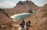 Potret Wulan Guritno dan Keluarga Jelajahi Keindahan Labuan Bajo