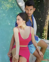 Potret Wulan Guritno dan Sabda Ahessa Dalam Photoshoot Terbaru Spesial Hari Valentine, Bersandar Mesra - Beri Kecupan Manis Pada Pasangan